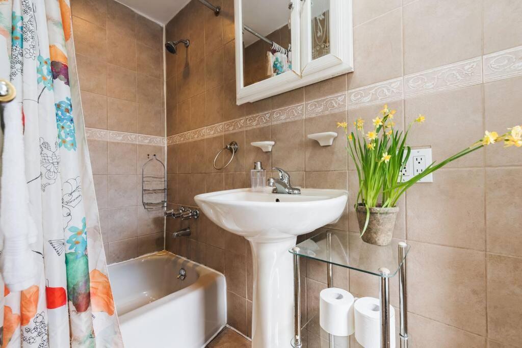 East Village Townhouse นิวยอร์ก ภายนอก รูปภาพ